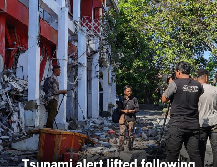 Indonesia 7.4 Quake Kills One, Tsunami Alert Lifted